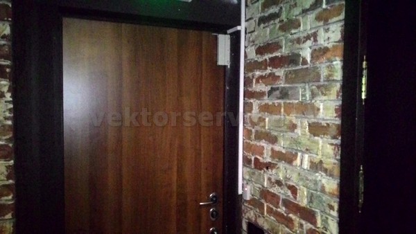 Установка СКУД на металлическую дверь в ресторане на Шаболовке. Контроллер