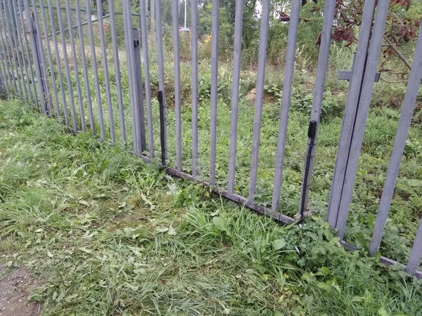 Две пары фотоэлементов для открытия ворот в СНТ Машково. Фотоэлементы на заборе