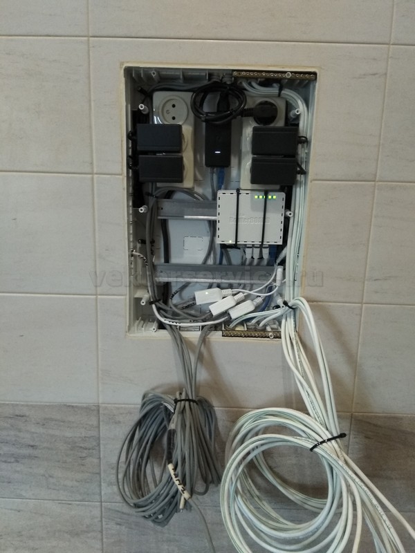 Монтаж и настройка бесшовного Wi-Fi в загородном доме КП "Южные Горки-2". Оборудование в шкафу